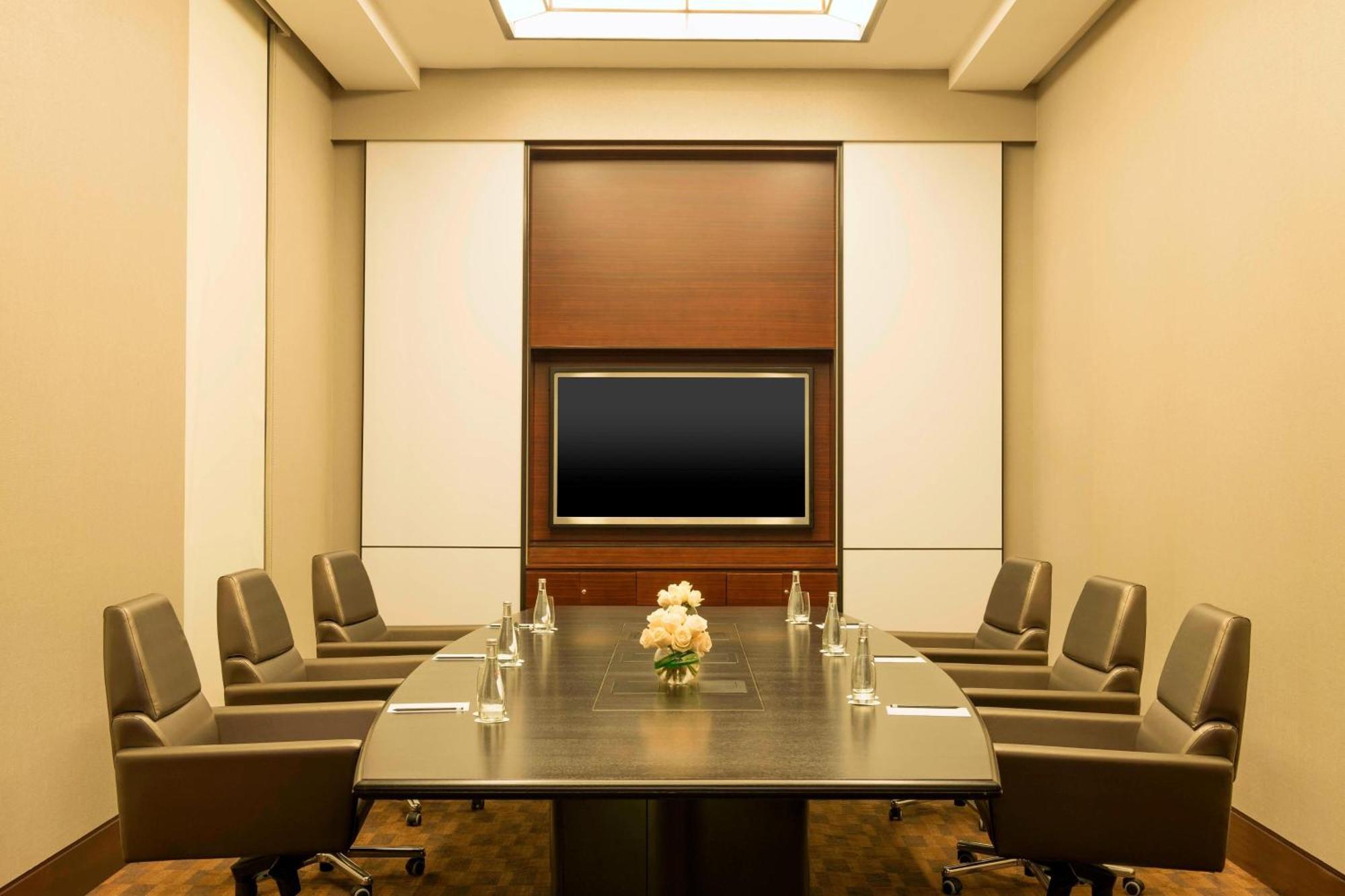 Le Meridien City Centre Bahrain Manama Exterior foto A boardroom at the Four Seasons Hotel, New York City